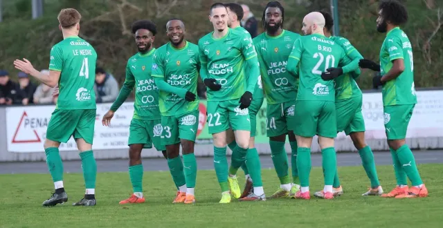 photo  les joueurs de locminé lors de l’ouverture du score.  &copy;  ouest-france 