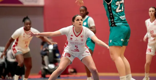 photo  iness gribi et les chauraisiennes n’ont pas trouvé de solutions contre une valeureuse équipe de saint-delphin.  &copy;  co - benoit felace 