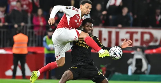 photo  adjei, ici au duel avec lala, n’a pas été à la fête.  &copy;  thierry creux / ouest-france 