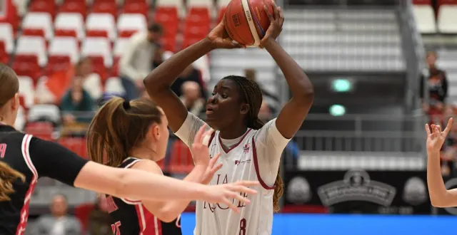 photo  la pivot de la roche vendée basket, laëtitia sahie (en blanc), a fait la différence dans le dernier quart-temps face à charnay, samedi 7 février.  &copy;  laurent gelot 