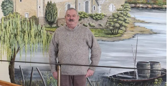 photo  maurice aubineau dans le jeu des amis réunis, devant la fresque peinte par évelyne deroue, artiste rémygeoise.  &copy;  co 
