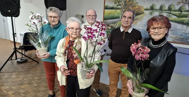 photo  les trois « dames » : café, chocolat et photo, avec les deux coprésidents à l’arrière.  &copy;  co 