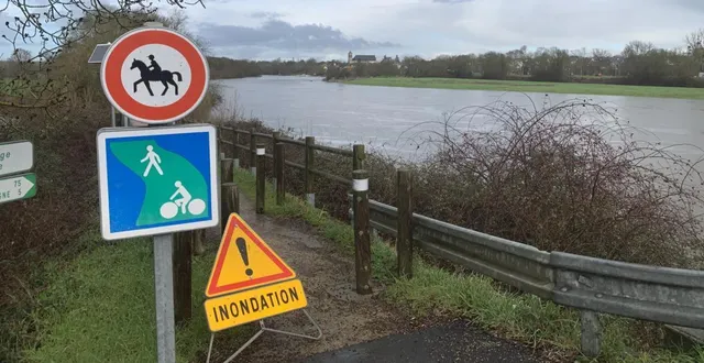 photo  la mayenne, vendredi, au niveau du pont de cantenay-épinard.  &copy;  co 