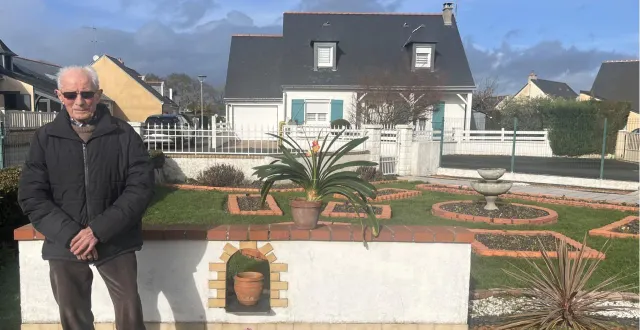 photo  à presque 100 ans, joseph oger vit toujours chez lui, à saint-sylvain-d’anjou. dans son jardin, très soigné, les parterres sont délimités par des briquettes qu’il repeint chaque année.  &copy;  co 
