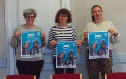 photo  de gauche à droite : catherine chereau, adjointe au maire, en charge entre autres de l’animation, sylvie todeschini, co-trésorière à l’échappée belle, clémence bourrigault, coordinatrice de projets culturels à l’échappée belle, présentent le spectacle « tinkui ».  &copy;  co 