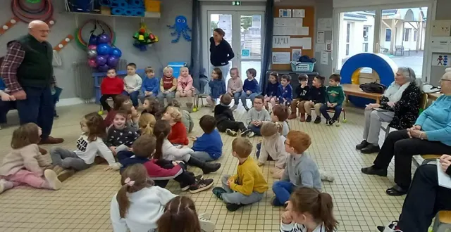 photo  debout à gauche, eugène ferré raconte aussi des histoires entre les lectures qui captivent les enfants.  &copy;  co 