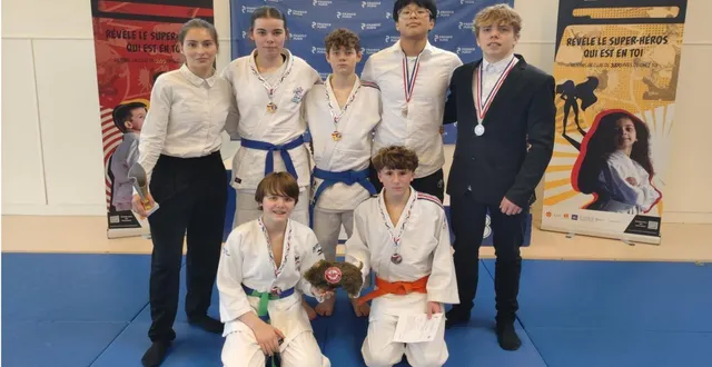 photo  les minimes et les arbitres cadets.  &copy;  judo-club 
