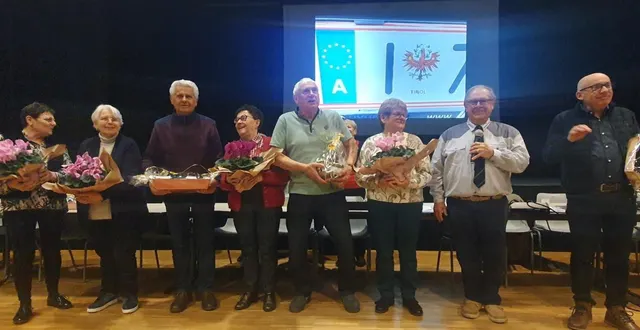 photo  à l’heure des récompenses, marie-annick, roseline, gérard et annick accompagnés des conjoints, roland et françoise, du président rémi et de driss.  &copy;  co. 