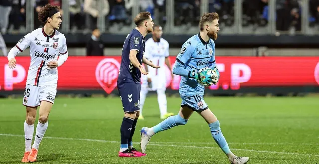 photo  le portier espagnol d’en avant guingamp adrián ortolá revenait à dunkerque pour la première fois depuis son départ l’été dernier.  &copy;  voix du nord/maxppp 