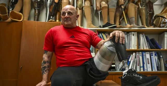 photo  saint-saturnin, jeudi 29 janvier 2026. neuf mois jour pour jour plus tôt, jimmy a été victime d’un grave accident. il a dû être amputé de la jambe gauche. au pôle régional du handicap, il a commencé sa nouvelle vie, avec une prothèse.  &copy;  le maine libre - denis lambert 