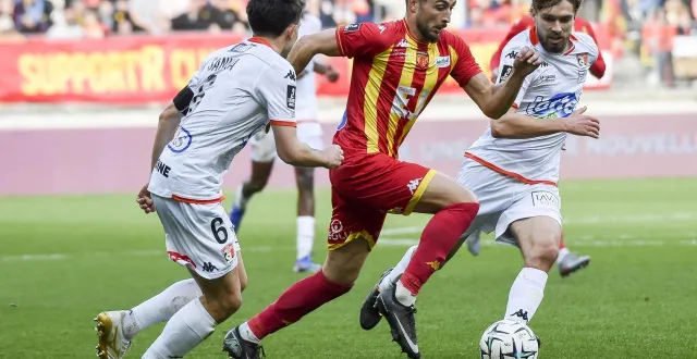 photo  le manceau erwan colas tente de se frayer un chemin entre les lavallois sam sanna et william benard, le 7 février 2026.  &copy;  mathieu pattier / ouest france 