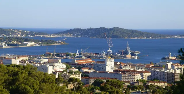 photo  la rade de toulon, dans le var, avec le port et saint-mandrier-sur-mer en arrière-plan.  &copy;  archives hemis via afp 