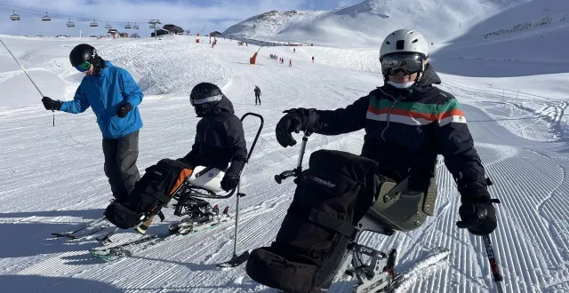 photo  les châssis sont montés sur un pied uniski (au premier plan) ou dualski (au second plan), selon le niveau et la stabilité du skieur.  &copy;  fanny hardy - ouest-france 