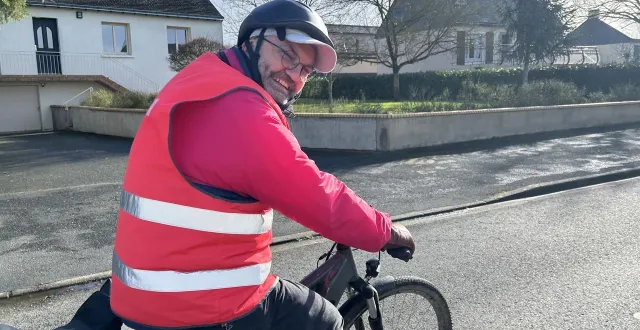 photo  tous les jours, le père enfourche son vélo pour aller à la rencontre des croyants dans ses deux paroisses du maine-et-loire.  &copy;  ouest-france 