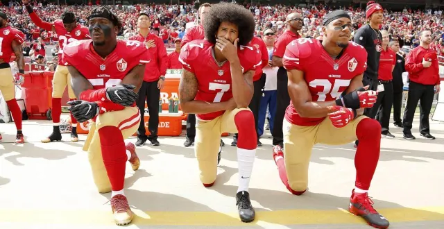 photo  colin kaepernick (au centre) était le quater-back vedette des 49ers de san-francisco jusqu’en 2016. epa-efe/john g mabanglo  &copy;  epa/maxppp 