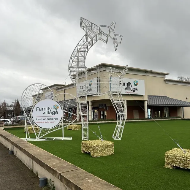 photo l’entrée de family village pendant la période de noël de 2025.  ©  le maine libre