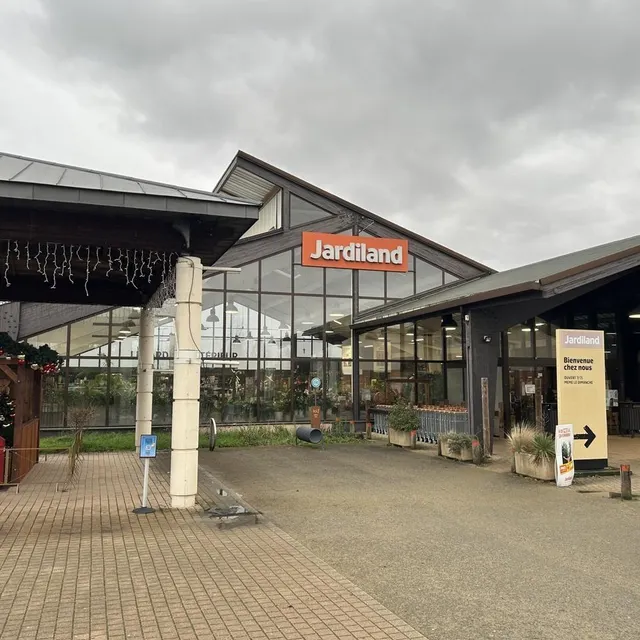 photo jardiland est l’une des enseignes phares de family village.  ©  le maine libre