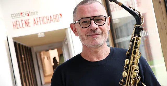 photo  david martin, avec son saxophone, à l’entrée du conservatoire hélène-affichard, à sablé-sur-sarthe.  &copy;  ouest-france 
