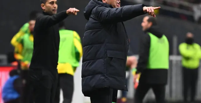 photo  paulo fonseca devance ahmed kantari et l’ol a dominé le fc nantes.  &copy;  franck dubray / ouest france 