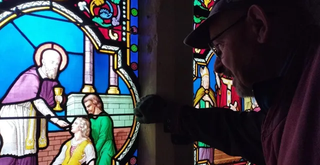 photo  emmanuel gallet, maître verrier, a passé des centaines d’heures sur la rénovation des vitraux de l’église de trémentines (maine-et-loire).  &copy;  ouest-france 