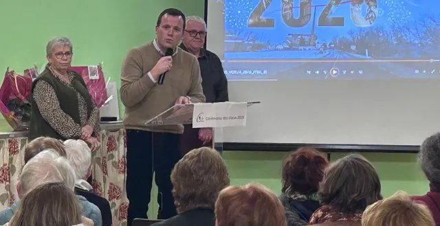 photo  les élus de val-au-perche ont remis la médaille de la ville à mireille marson et virginie cavret.  &copy;  @val-au-perche 