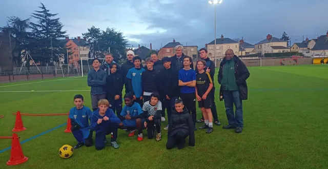 photo  les joueurs de l’équipe u15 ont interrompu quelques instants leur entraînement sous la pluie pour poser avec stéphane le foll, maire du mans et albert mpondo, président du club.  &copy;  le maine libre 
