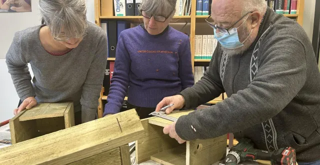 photo  une quinzaine de personnes avaient fait le déplacement pour assister à l'atelier de cabanes à oiseaux proposé par patrick bechet (à droite), à la médiathèque de briouze (orne).  &copy;  ouest-france 