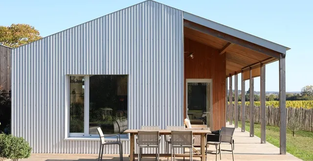 photo  une belle terrasse dans le prolongement de la maison.  &copy;  michel ogier, ouest-france 