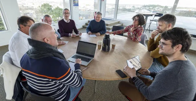 photo  table ronde dans les locaux d’ouest france à rennes entre des conseillers municipaux du grand ouest. ici, armelle durand, laurent enguehard, anthony guidault, laurent maissin, dominique langanné, éric nozay.  &copy;  mathieu pattier / ouest france 