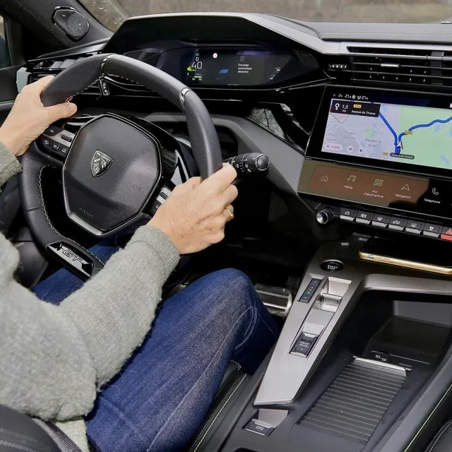 photo le poste de conduite, avec petit volant et cadrans qui se regardent au-dessus, reste spécifique à peugeot. après accoutumance, cette disposition se révèle franchement agréable.  ©  jean-rémy macchia, ouest-france