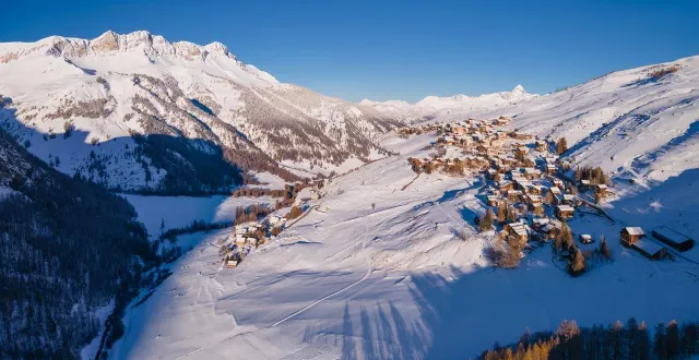 photo  une vue aérienne du parc naturel régional du queyras, à saint-véran, où a eu lieu le drame.  &copy;  archives francois roux / only france via afp 