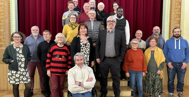photo  trélazé, salle de la maraîchère, samedi 7 février 2026. une partie des membres de la liste trélazéen-nes agissons ensemble (tae) qui a pour figure de proue boris battais (avec une veste noire au centre)  &copy;  co-fabienne supiot 