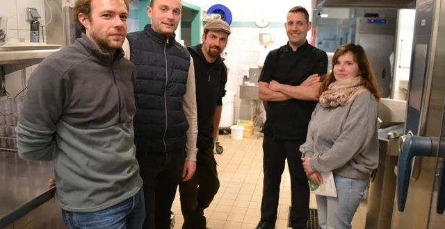 photo  montrevault, collège de l’evre, mardi 3 février 2026. florent leclerc (4e en partant de la gauche), le chef du restaurant du collège de l’evre pose avec ses fournisseurs : maxime chevalier, nicolas billard, david terrien et justine chevalier.  &copy;  co - yves boiteau 