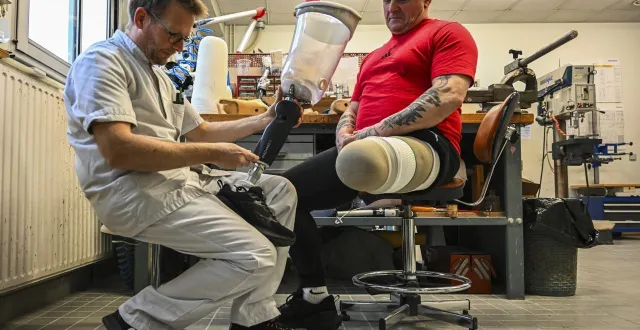 photo  saint-saturnin, jeudi 29 janvier 2026. édouard menu, orthoprothésiste, a évalué les besoins, et surtout les capacités de jimmy, afin de concevoir la prothèse la plus adaptée à sa situation.  &copy;  le maine libre - denis lambert 