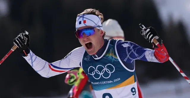 photo  mathis desloges après avoir franchi la ligne d’arrivée du skiathlon des jeux olympiques de milan-cortina, le 8 février 2026.  &copy;  lars baron / getty images via afp 