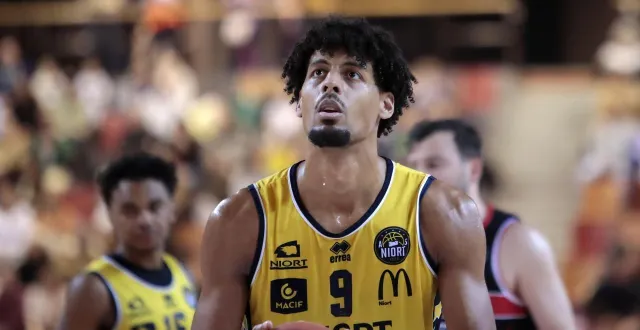 photo  samuel alouekey et les niortais sont dans une bonne dynamique.  &copy;  co - benoit felace 