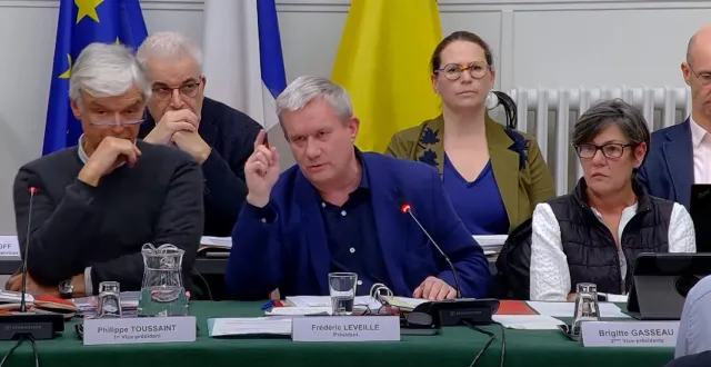 photo  de gauche à droite (au premier plan) : philippe toussaint, frédéric leveillé et brigitte gasseau lors du débat d'orientation budgétaire de terres d’argentan.  &copy;  capture écran youtube terres d'argentan 