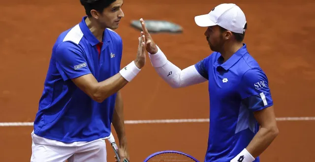 photo  pierre-hugues herbert et benjamin bonzi ont remporté le double contre les slovaques.  &copy;  srdjan stevanovic / getty images via afp 