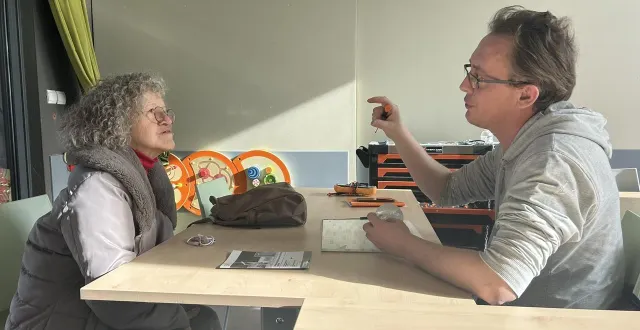 photo  richard dubourg (à droite), salarié à la régie des quartiers arc-en-ciel à flers (orne), tiens tous les mercredis le café réparation dans les maisons d’activités de flers agglo.  &copy;  ouest-france 