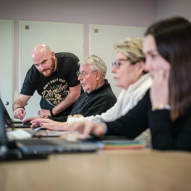 photo parmi les citoyens qui ne s’en sortent pas avec le numérique, il n’y a pas que des seniors : des jeunes (ici au mans) galèrent avec les démarches administratives.    ©  simon torlotin / ouest-france