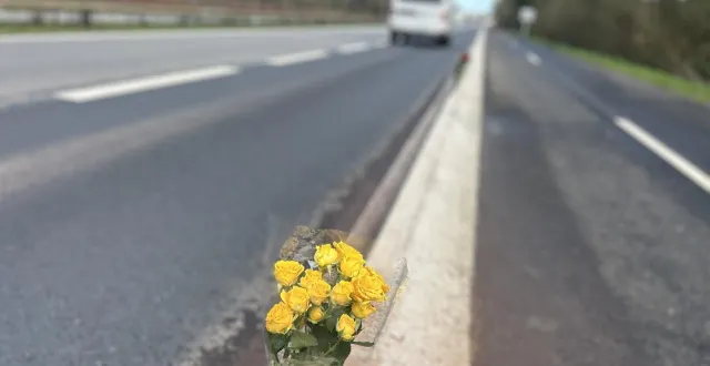 photo  ce dimanche 8 février, des amis des deux victimes ont déposé des fleurs près du lieu de l’accident, sur la route de pornic.  &copy;  ouest-france 