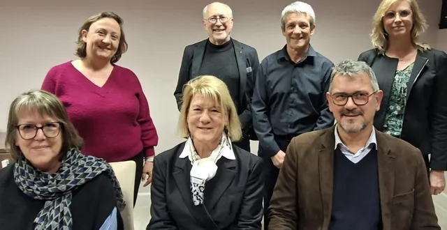 photo  sylvie audusseau et johann spitz entourent nathalie vinatier (au 1er plan), accompagnés de virginie juillet, philippe benoît, patrick braillon et myriam salmon, tous colistiers.  &copy;  co 