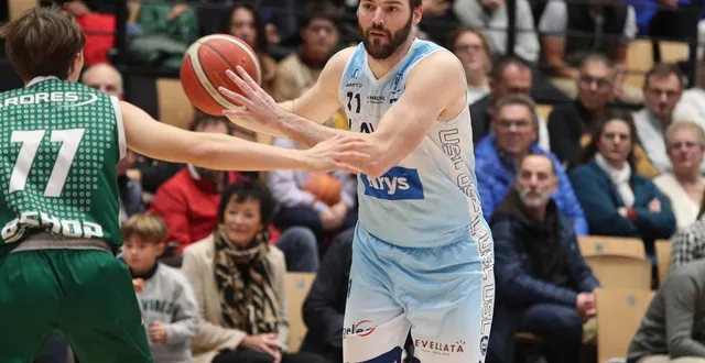 photo  romain grégoire et les lavallois ont fait preuve de solidarité et d’abnégation pour l’emporter à calais.  &copy;  archive jean-françois quinebêche 