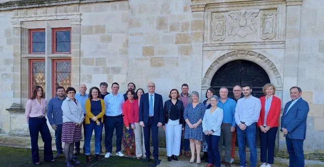 photo  marc richet, en costume, présente sa liste, « agir avec vous pour bien vivre à coulonges-sur-l’autize ».  &copy;  co 