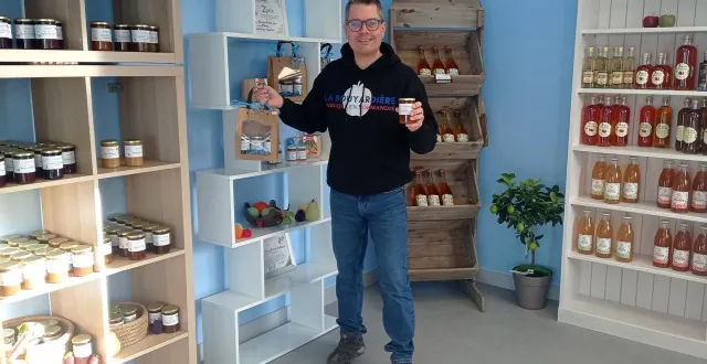 photo  simon baxter présentant ses produits dans sa boutique 