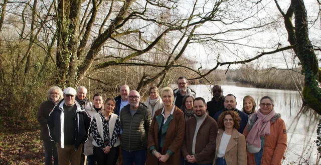 photo  les membres de la liste menée par isabelle delaunay (au centre),au grand complet.  &copy;  co 
