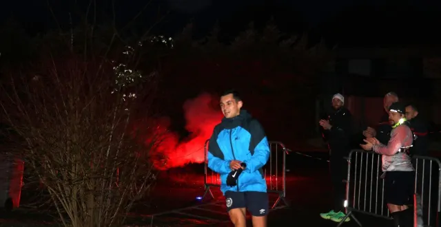 photo  saumur, dimanche 8 février 2026. bastien, arrivé en tête de l’épreuve avec son fumigène, termine ses quelque 120 km au clair de lune.  &copy;  co - hugo bocquier 