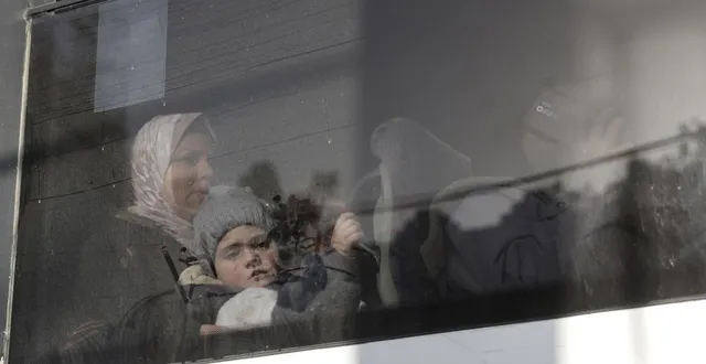 photo  des palestiniens blessés par la guerre et d’autres patients sont assis dans un car alors qu’ils se préparent à quitter la bande de gaza pour se faire soigner via le point de passage frontalier de rafah entre la bande de gaza et l’égypte après son ouverture par israël à un nombre limité de personnes, à khan younès, dans le sud de la bande de gaza, le 8 février 2026.  &copy;  bashar taleb / afp 