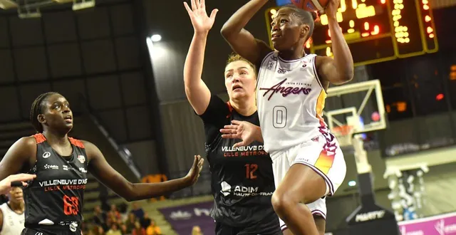 photo  angers, salle jean-bouin, 1er novembre 2025. l’angevine ngo ndjock, 18 points, a fait mal à villeneuve-d’ascq.  &copy;  co-michel durigneux 