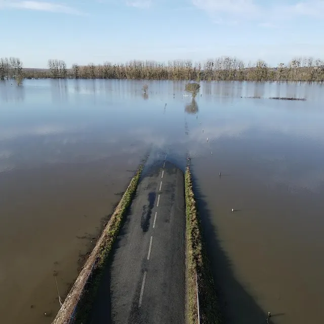 photo la départementale 109, aux abords de briollay, comme avalée par la sarthe qui a pris ses aises.  ©  thierry huguenin/ouest-france